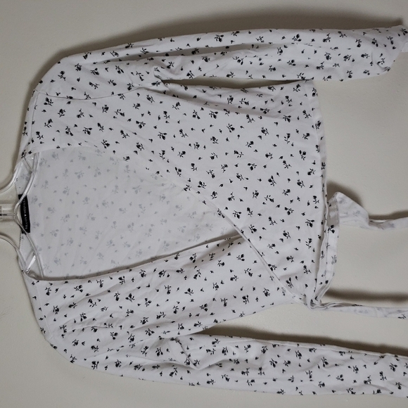 Brandy Melville cross over tie in back cropped ditzy floral top - Picture 4 of 5
